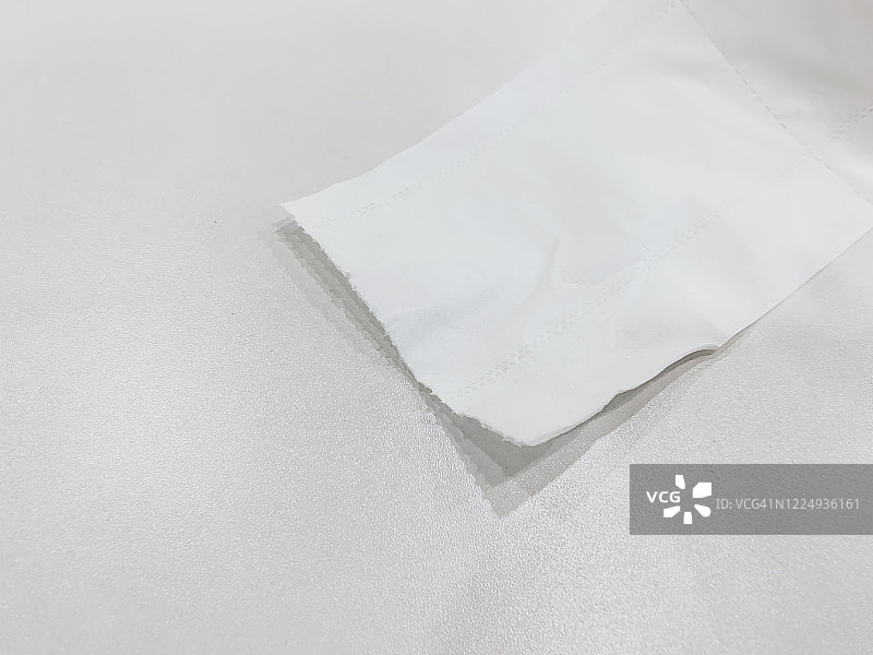 灯光下卫生纸的影子图片素材