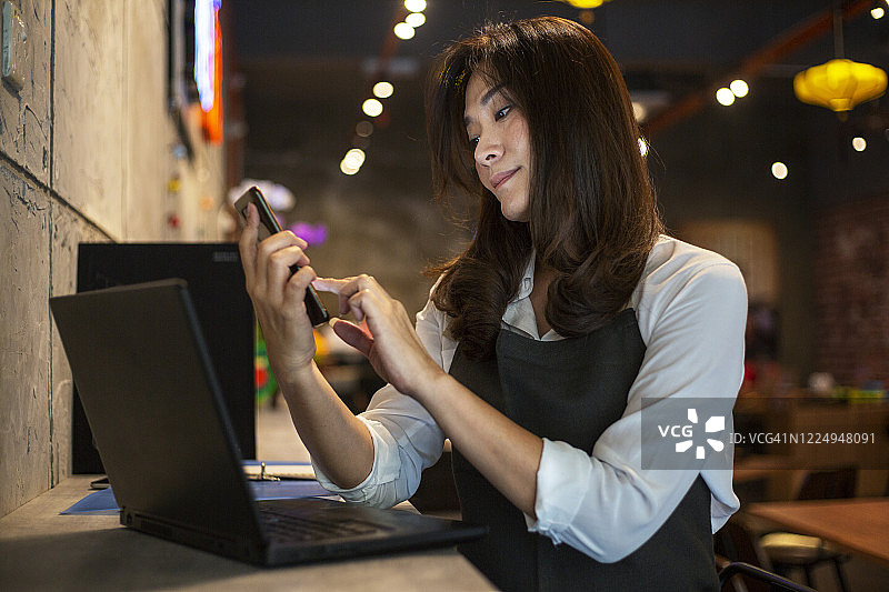 小企业管理人员使用移动技术接收订单图片素材