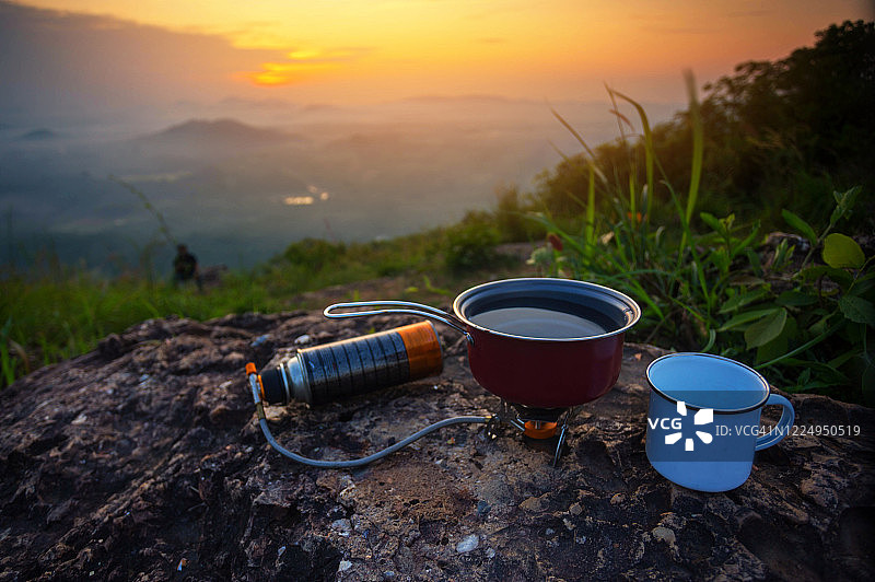 小型露营燃气灶和小锅，咖啡时间图片素材