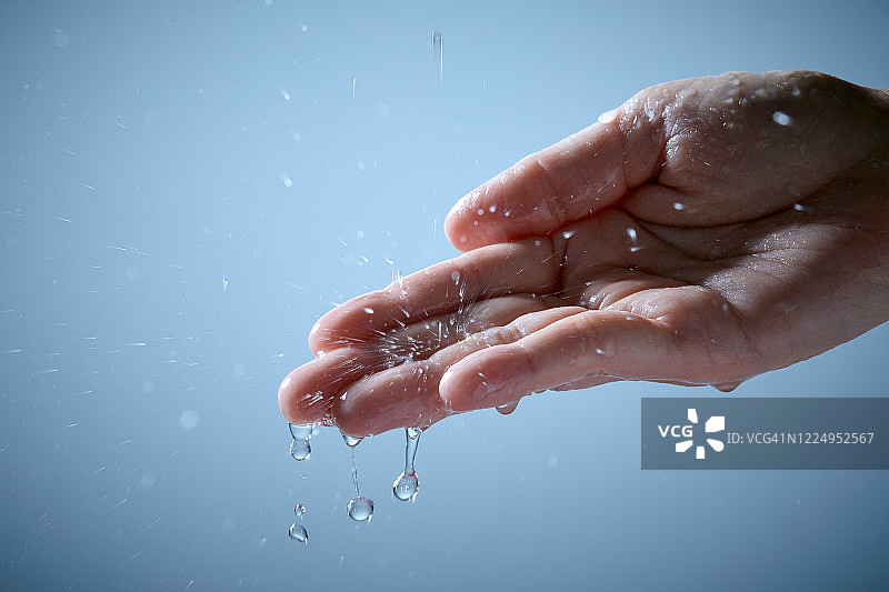 手洗溅水特写图片素材