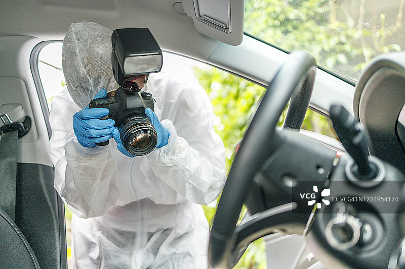 法医拍摄用作犯罪现场的汽车内部照片图片素材