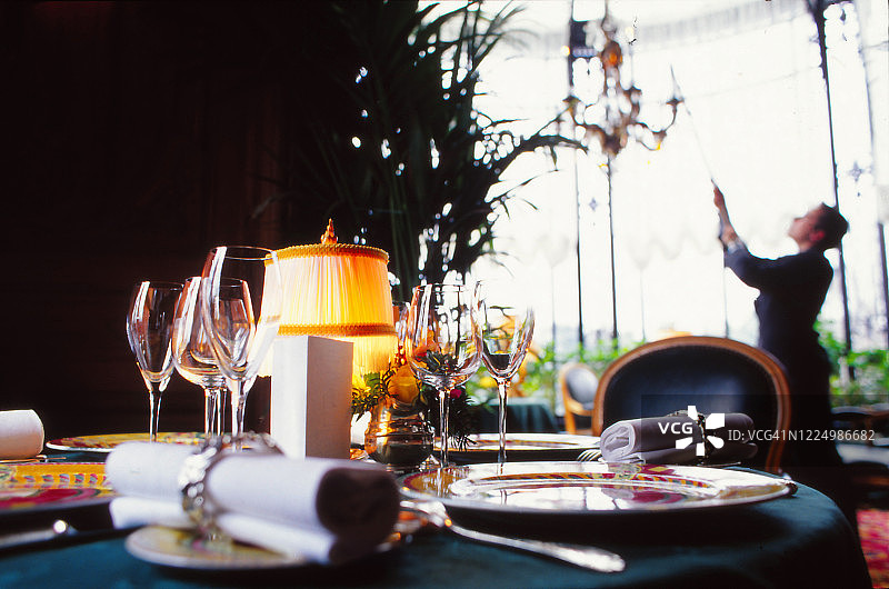 法式餐厅内的餐桌图片素材