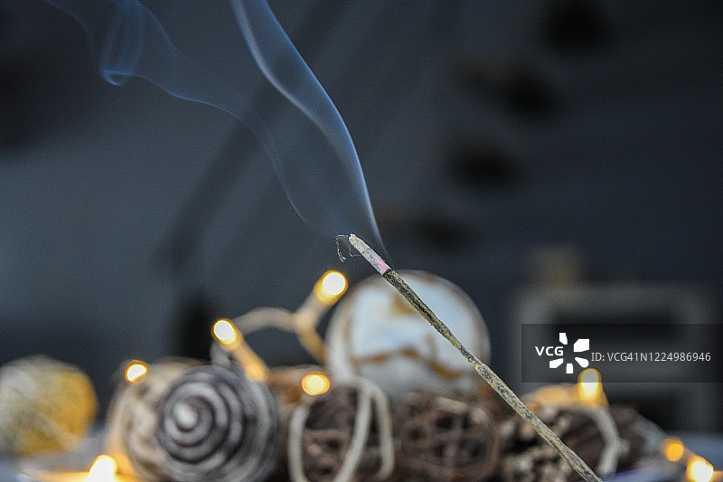 家中点燃的香及其袅袅香烟图片素材