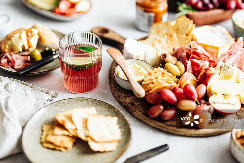 桌上新鲜的土耳其烤肉拼盘特写图片素材