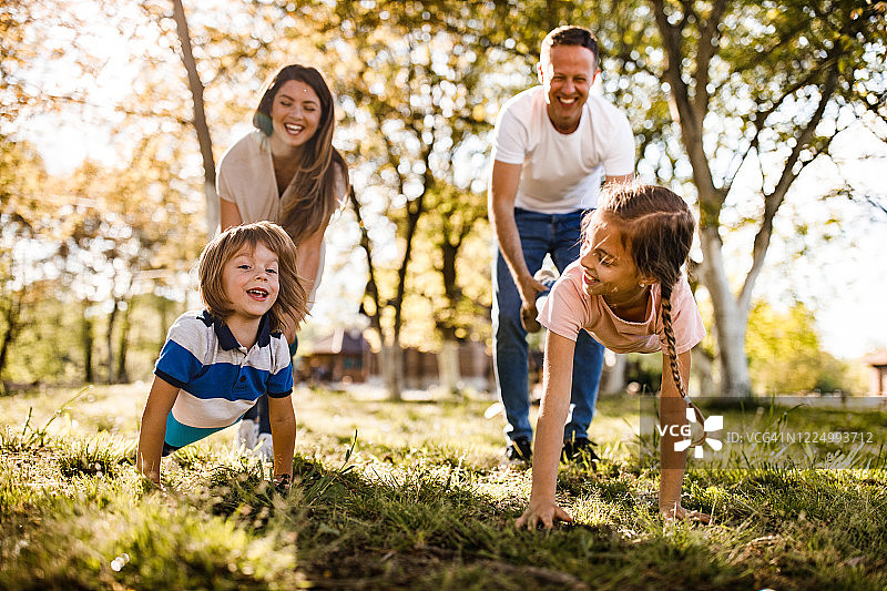 一家人在大自然中玩独轮车比赛图片素材