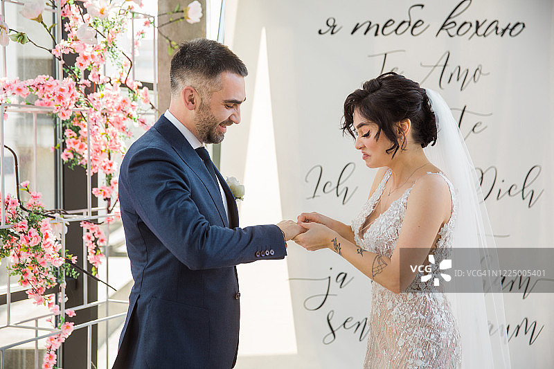 婚礼上新娘为新郎戴戒指图片素材