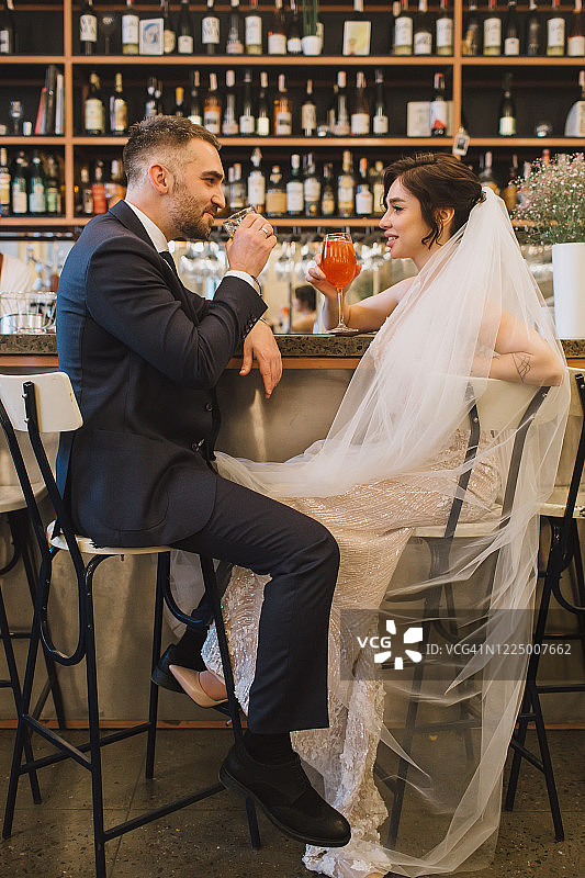 在酒吧拍摄的年轻夫妇婚礼肖像图片素材