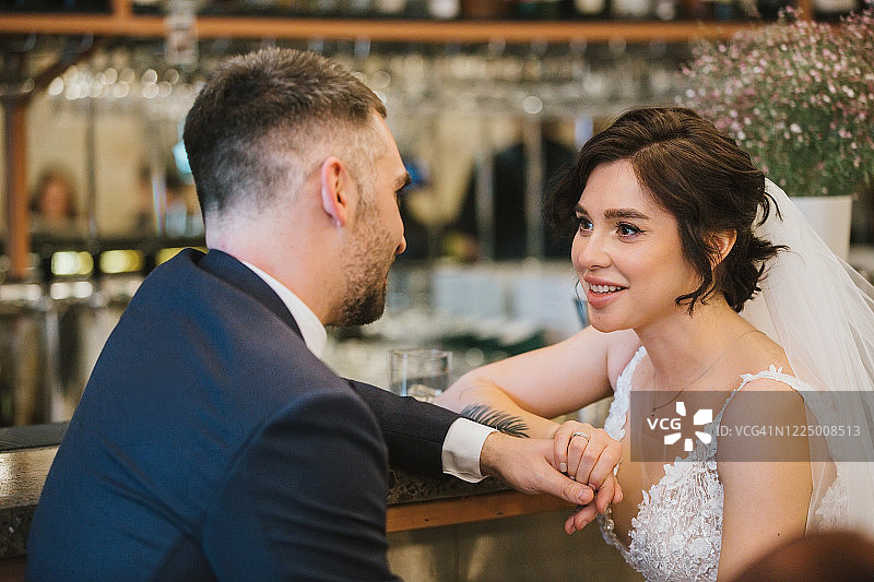 在酒吧拍摄的年轻夫妇婚礼肖像图片素材