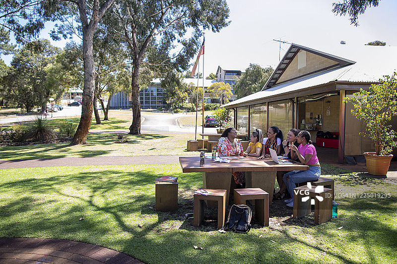 在阳光下学习图片素材