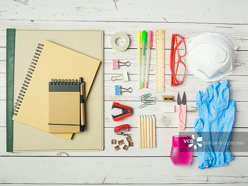 疫情期间返校学习用品与防护装备图片素材