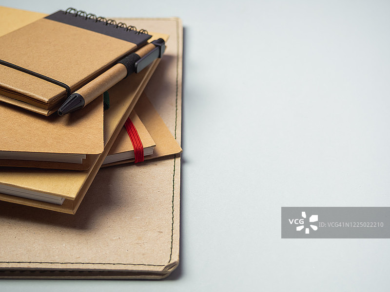 再生材料制成的文件夹、螺旋笔记本和笔图片素材