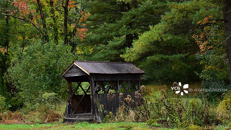 秋季新英格兰的小型木制廊桥图片素材