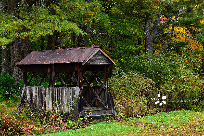 秋季新英格兰的小型木制廊桥图片素材