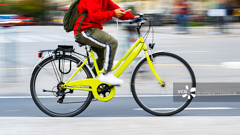 在黄色自行车上打字的骑自行车者动态图像图片素材