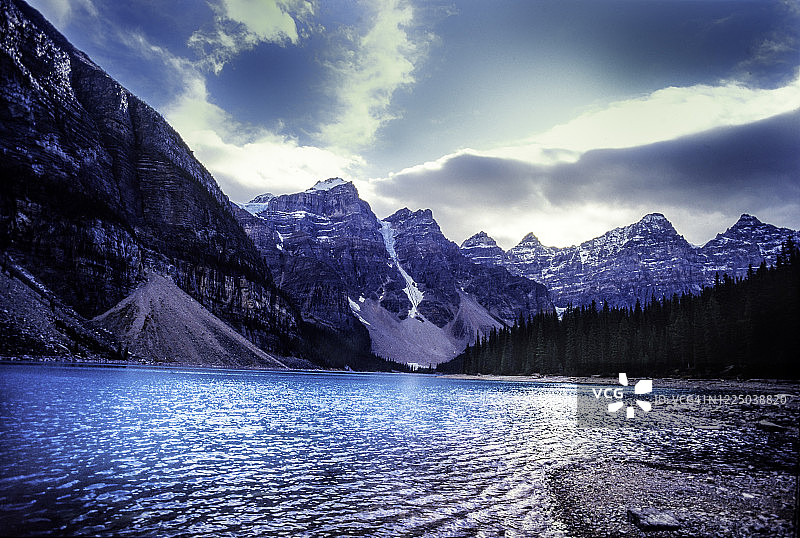 班夫国家公园黄昏时分的加拿大落基山脉冰碛石湖图片素材