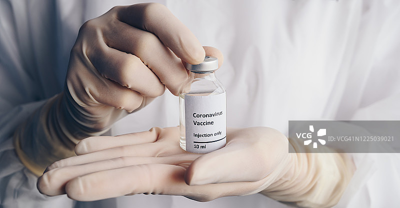 科学家手持新冠疫苗样品试剂瓶图片素材