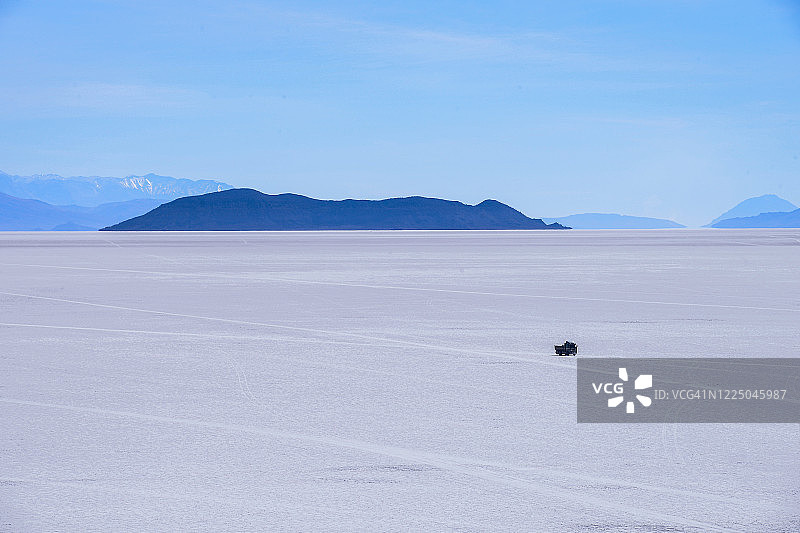 卡车行驶在乌尤尼盐沼图片素材
