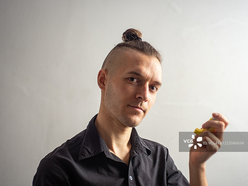 在新型冠状病毒隔离期间使用沙丁胺醇吸入器治疗哮喘图片素材