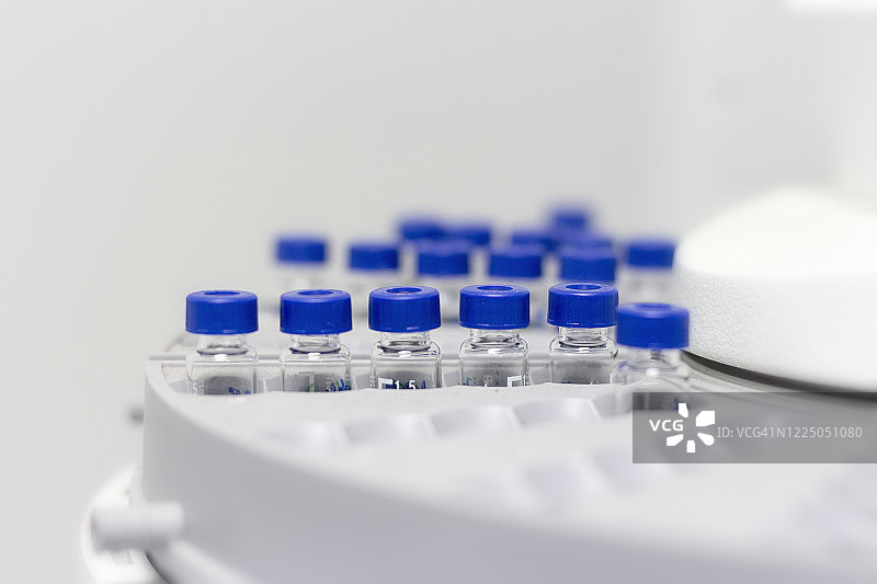 实验室概念：化学实验室自动进样器中的样品瓶图片素材