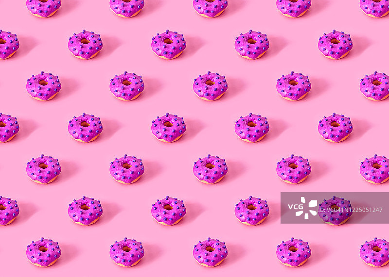 粉色背景上釉面甜甜圈的无缝图案，甜甜圈日，橡皮泥制作图片素材