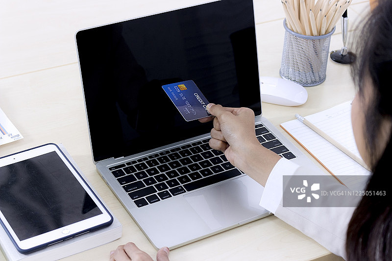 在线购物概念：手持信用卡图片素材
