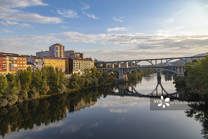 西班牙加利西亚奥伦塞的日出新桥图片素材