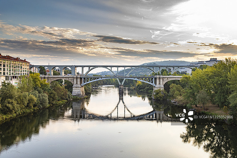西班牙加利西亚奥伦塞的日出新桥图片素材