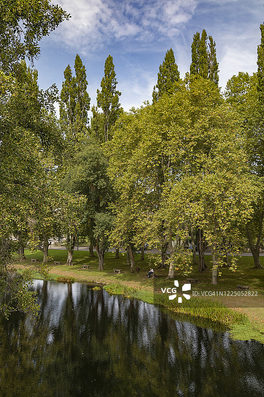 男人坐在西班牙加利西亚阿利亚里兹公园里阅读图片素材