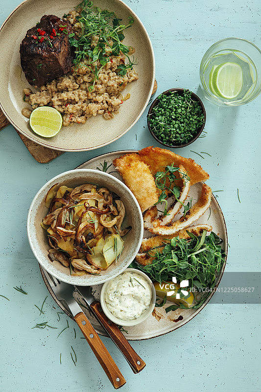 米兰鸡排配香脆土豆和芝麻菜，以及烩牛脸肉图片素材