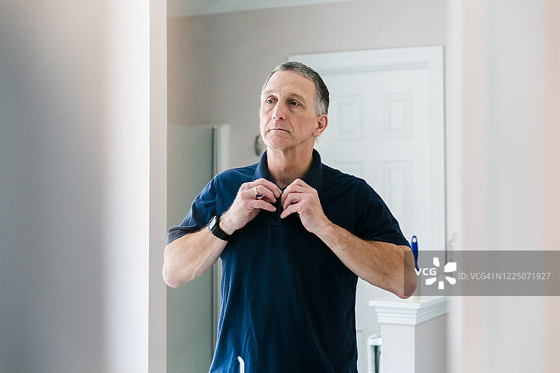 清晨，中年男人准备工作图片素材