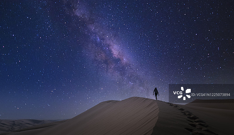 夜晚爬沙丘的女人图片素材