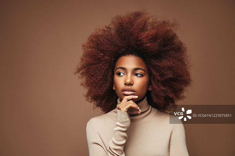 年轻的卷发女孩图片素材