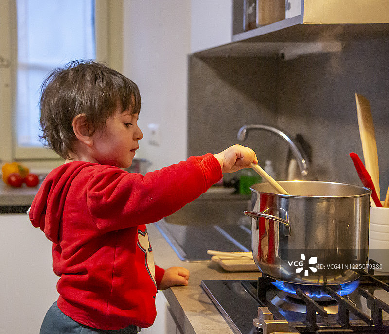 男婴正在煮面图片素材