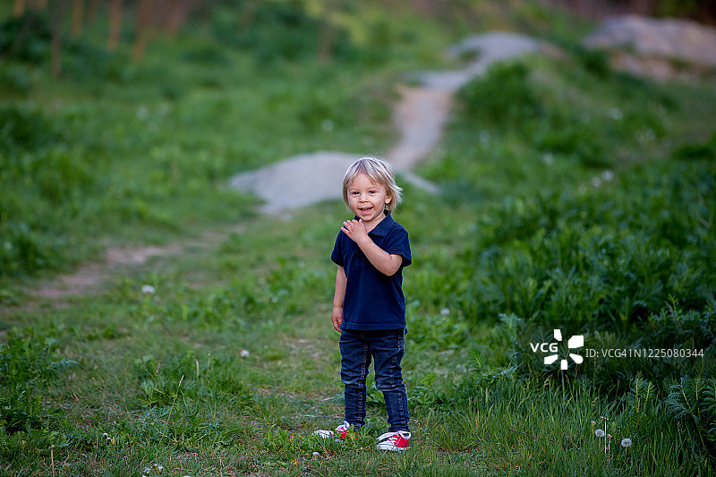 日落时分，在户外嬉戏的快乐儿童春季肖像图片素材