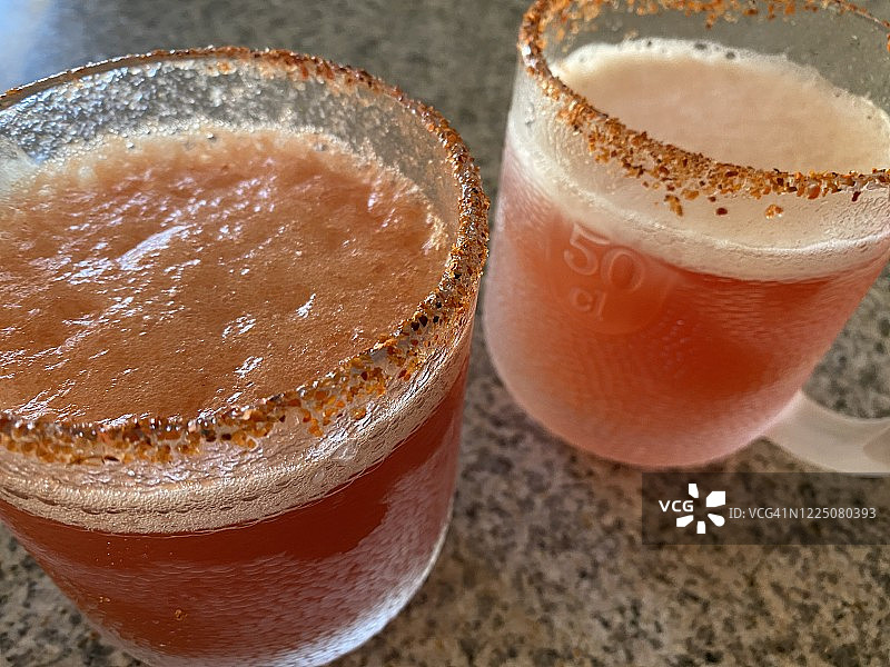 两杯大份的墨西哥血腥玛丽图片素材