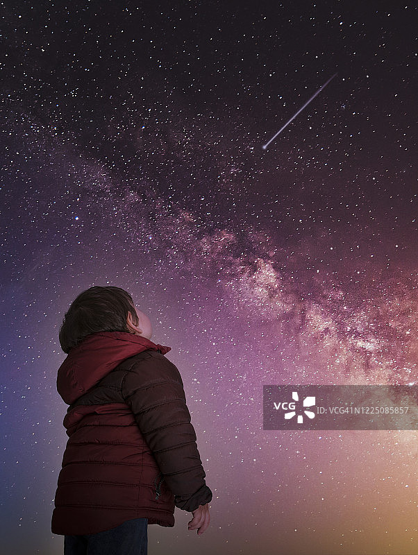 小男孩观看流星图片素材