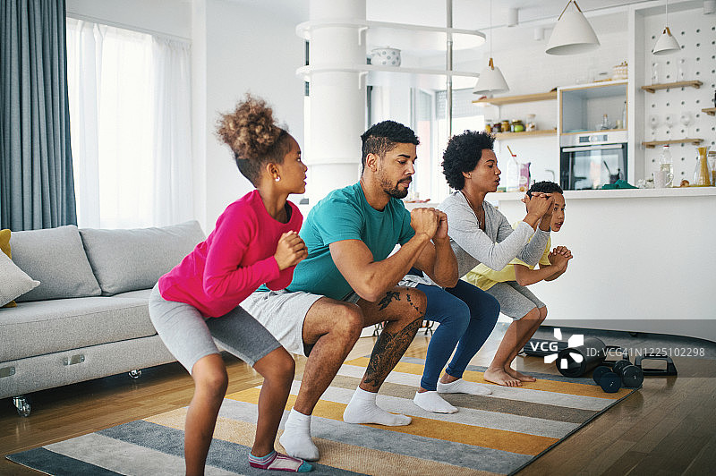 一家人在家锻炼图片素材
