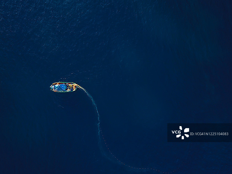 蓝色海水中渔船撒网航拍俯视图图片素材