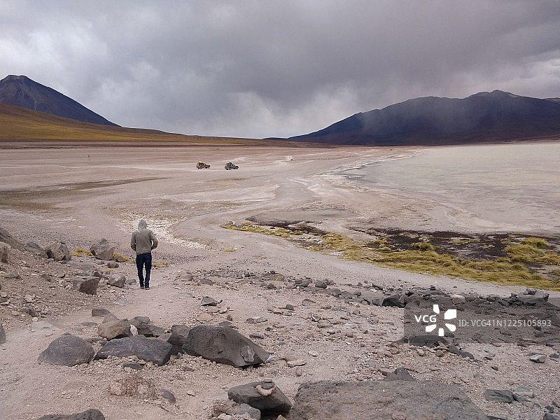 男子在玻利维亚Laguna Blanca附近行走图片素材
