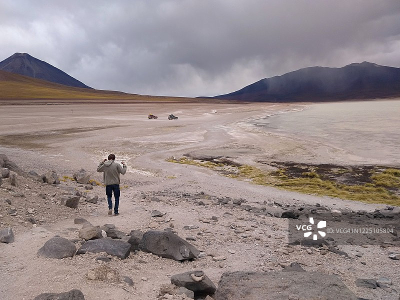 男子在玻利维亚Laguna Blanca附近行走图片素材