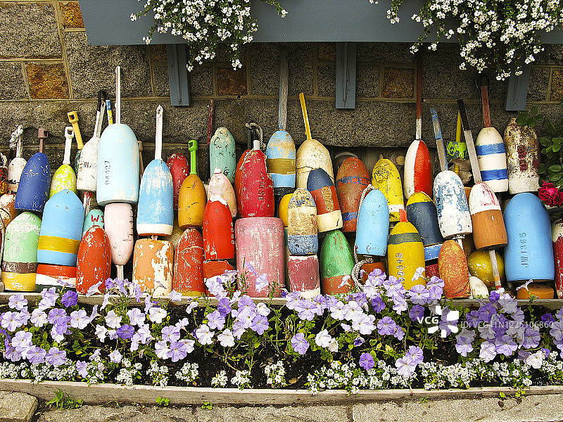 美国新英格兰的彩色龙虾浮标图片素材