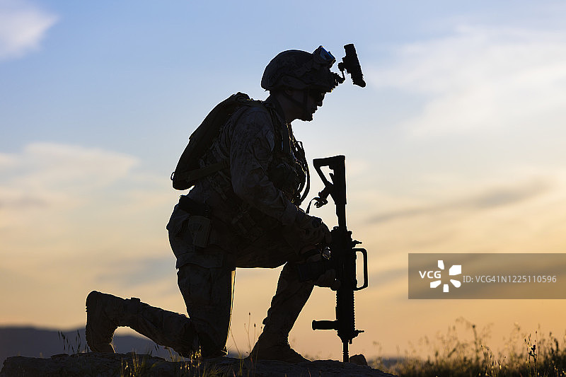 士兵因朋友的牺牲而悲伤跪地图片素材