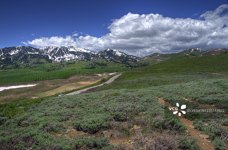 驾车穿越Empire Pass图片素材