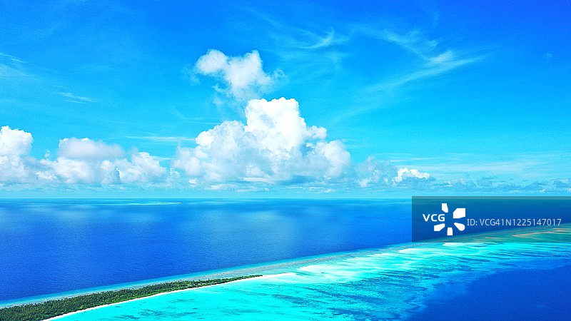 马尔代夫长沙洲与蓝天航拍景观图片素材