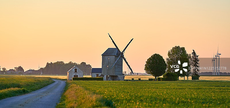 磨坊和风力涡轮机图片素材