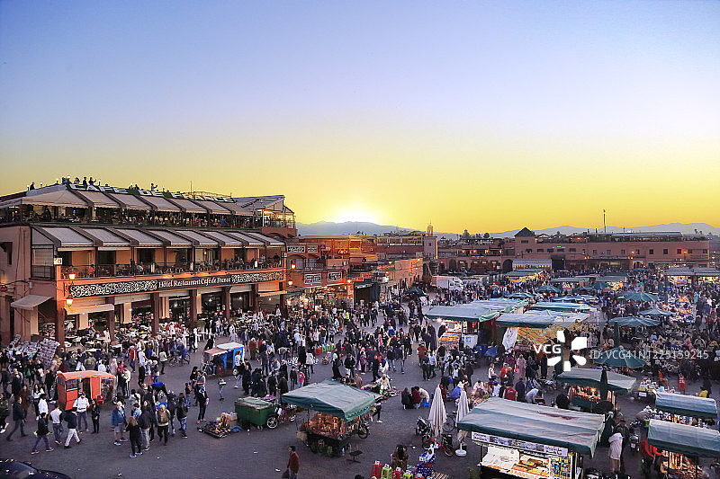 马拉喀什德吉玛广场与库图比亚清真寺的傍晚图片素材