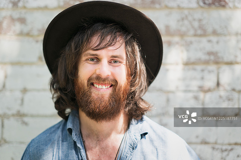 戴着丛林帽的澳大利亚男子在内陆的生活写真图片素材