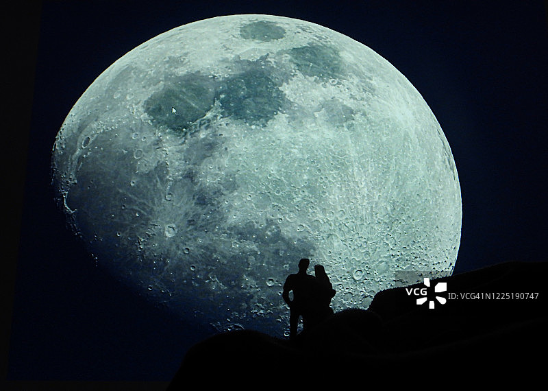 夫妇赏月图片素材