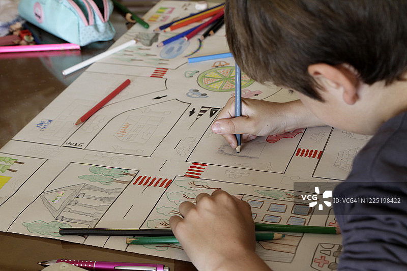 男孩在家自学图片素材