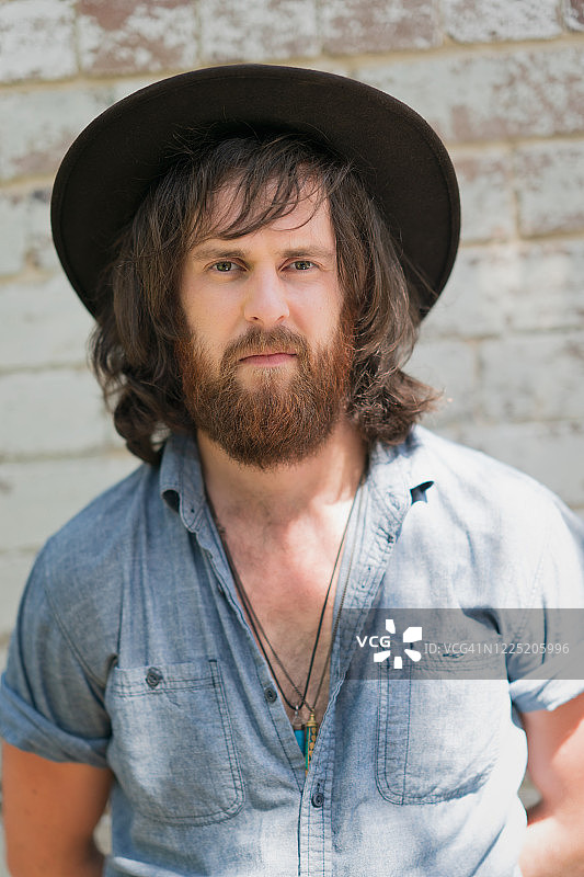戴着澳大利亚乡村风格帽子的自信男人图片素材